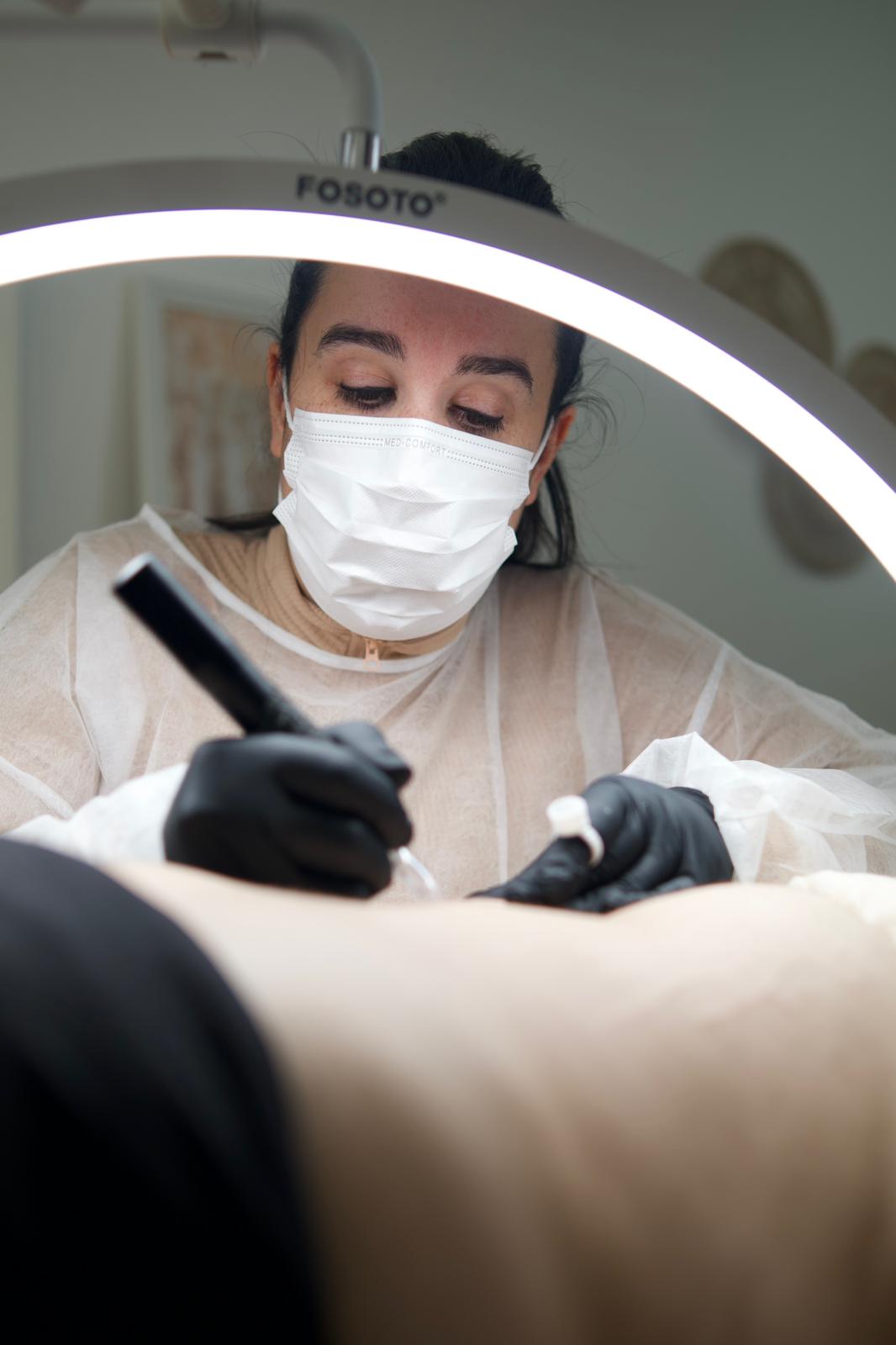 Profissional a preparar o DermaGlow